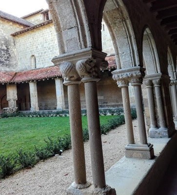Le cloître primitif, de style roman tardif fut remplacé au début du XIVe siècle. Ne subsiste que la galerie ouest : de beaux chapiteaux gothiques avec des décors végétaux, animaux et humains. A noter que les bases et les fûts des colonnettes sont des remplois romains. Les 3 autres galeries datent d’après les ravages protestants perpétrés par le comte Montgomery en 1569. Photo © François Collombet